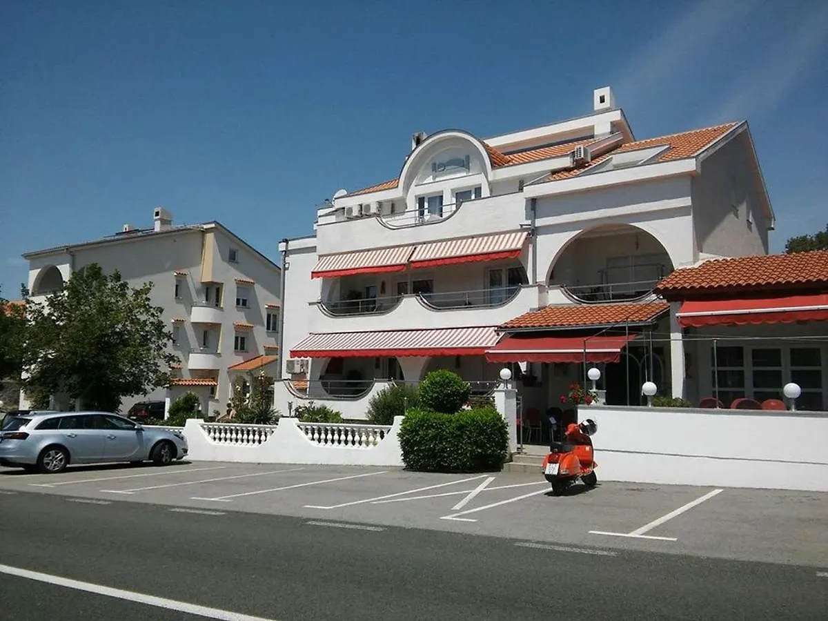 Garfild 1 Guest House Novi Vinodolski