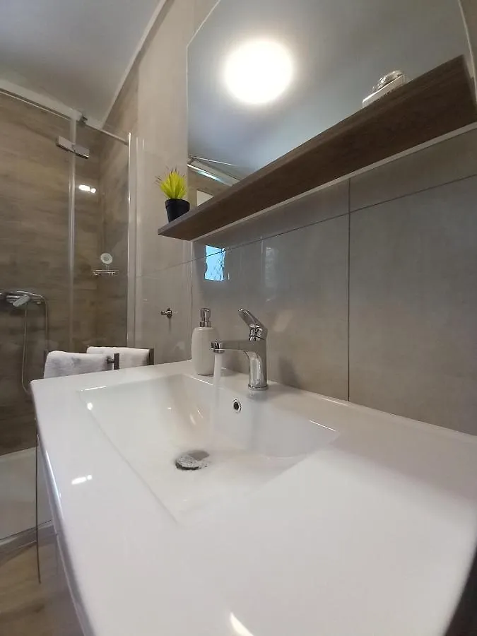 Garfild 1 Guest House Novi Vinodolski